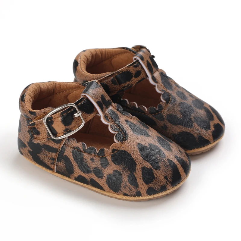 Classiche scarpe da bambino in pelle con motivo a righe e suola in gomma.