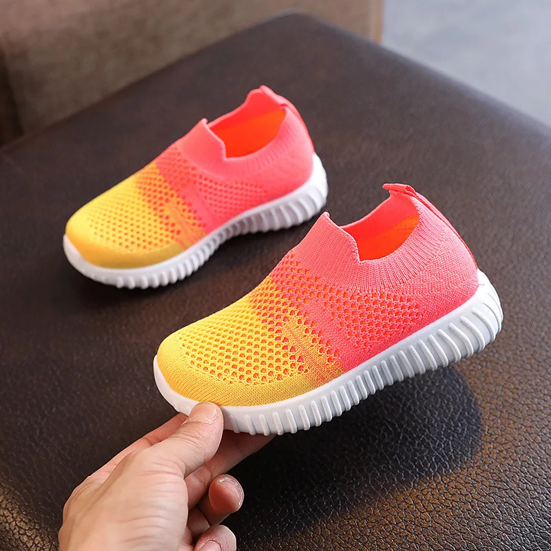 Pehmeästä ja hengittävästä verkkokankaasta valmistetut vapaa-ajan kengät, slip-on-koulukengät